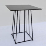 Postolje Rok – kvadratno metalno postolje s vertikalnim šipkama – Dendron